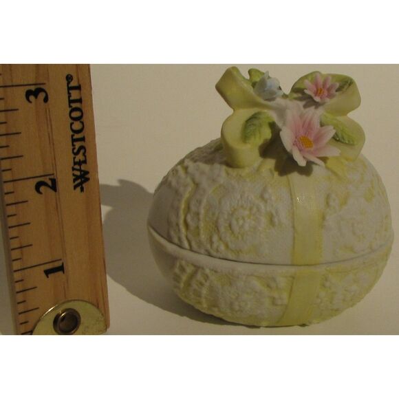Vintage 1983 Lefton China hand painted Easter egg trinket box yellow flowers bow - Picture 2 of 7